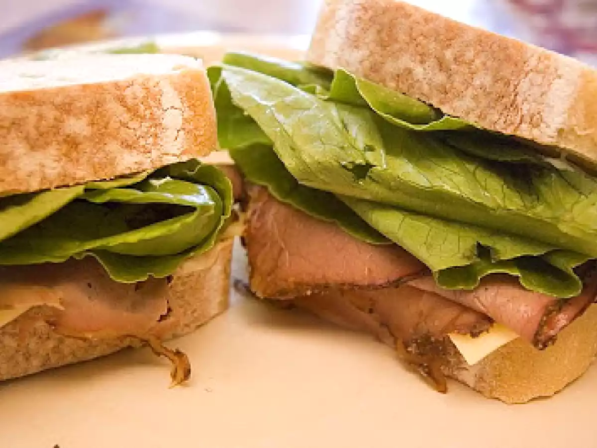 Sandwich au rosbif et aux oignons caramélisés
