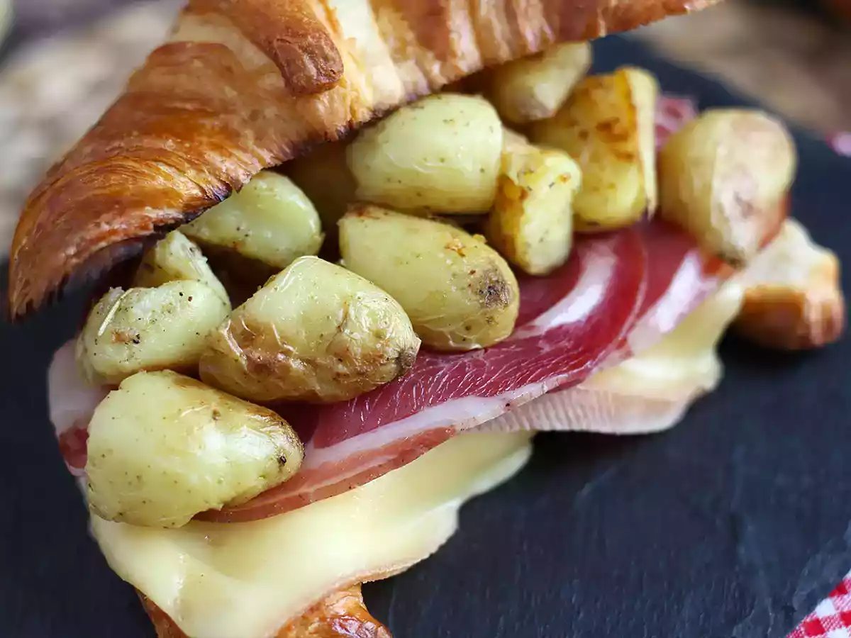 Sandwich croissant à la raclette pour un brunch gourmand réussi! - photo 3