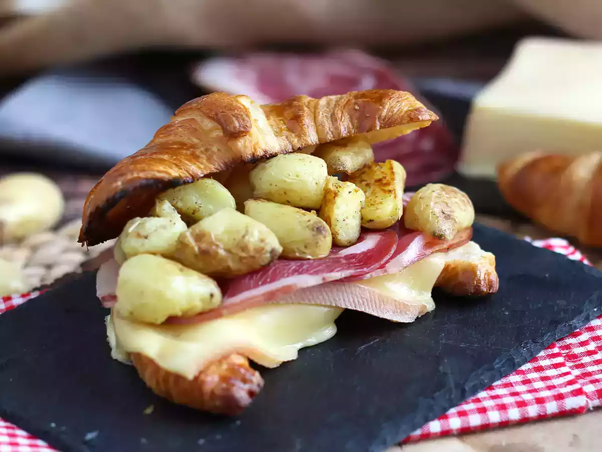 Sandwich croissant à la raclette pour un brunch gourmand réussi!