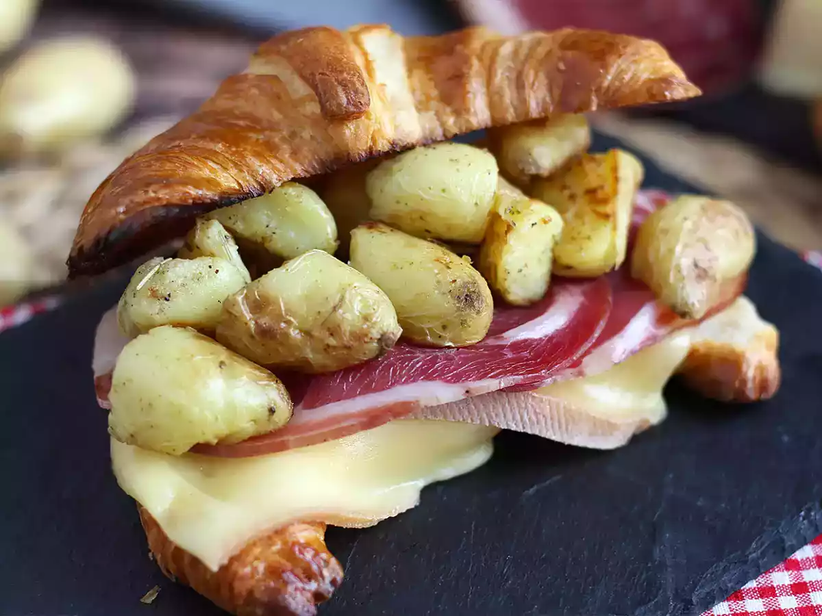 Sandwich croissant à la raclette pour un brunch gourmand réussi! - photo 5