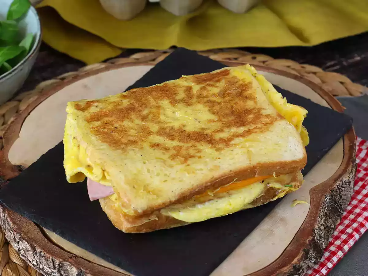 Sandwich express à l'omelette - French toast omelette sandwich - Egg sandwich hack - photo 2