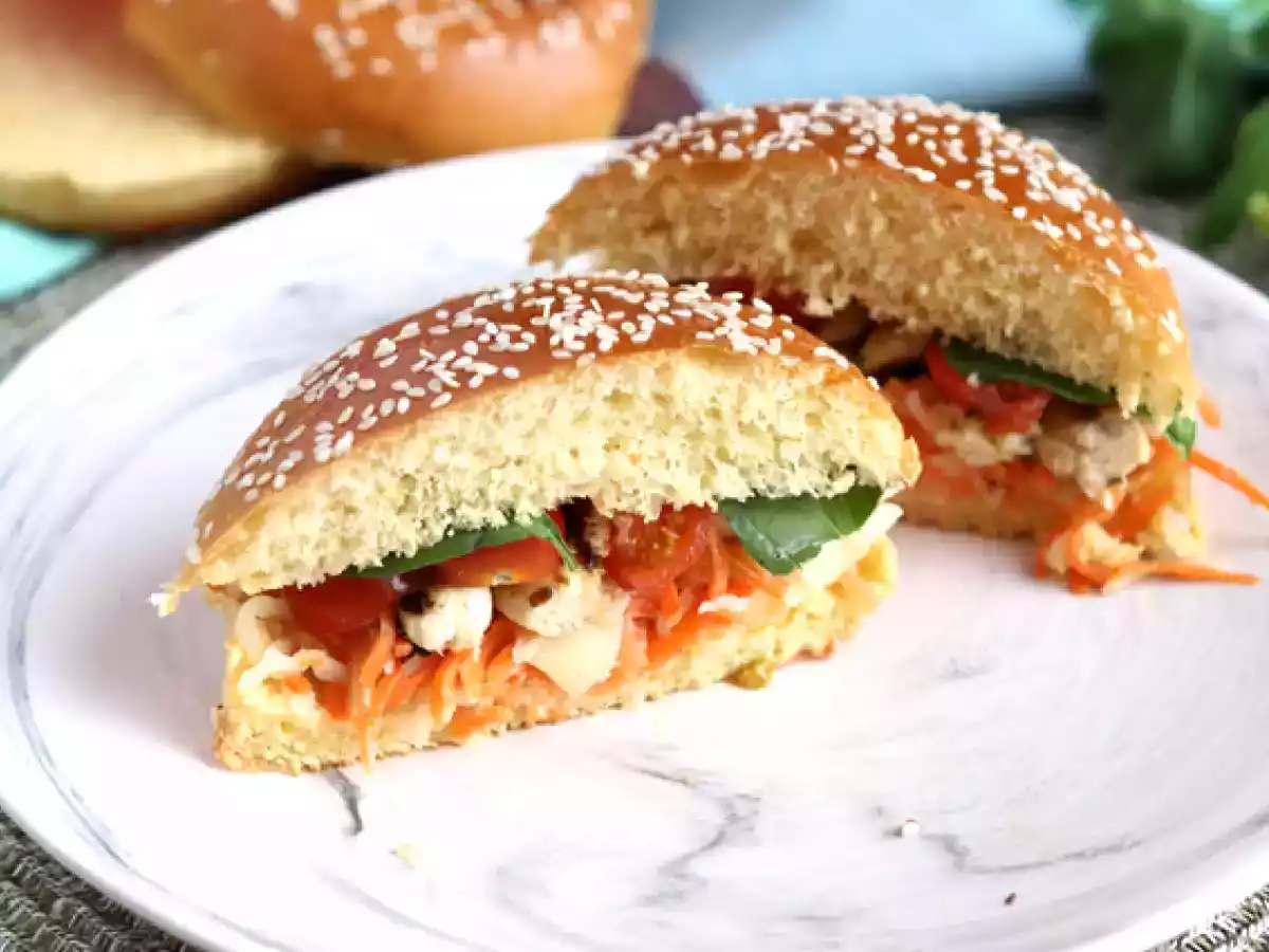 Sandwich poulet mariné, coleslaw, tomates, basilic