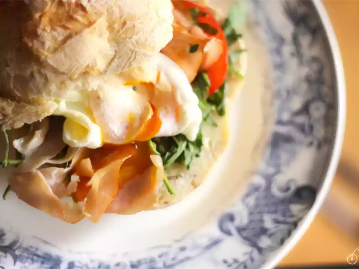 Sandwichs gourmands, oeufs pochés et pesto d'herbes