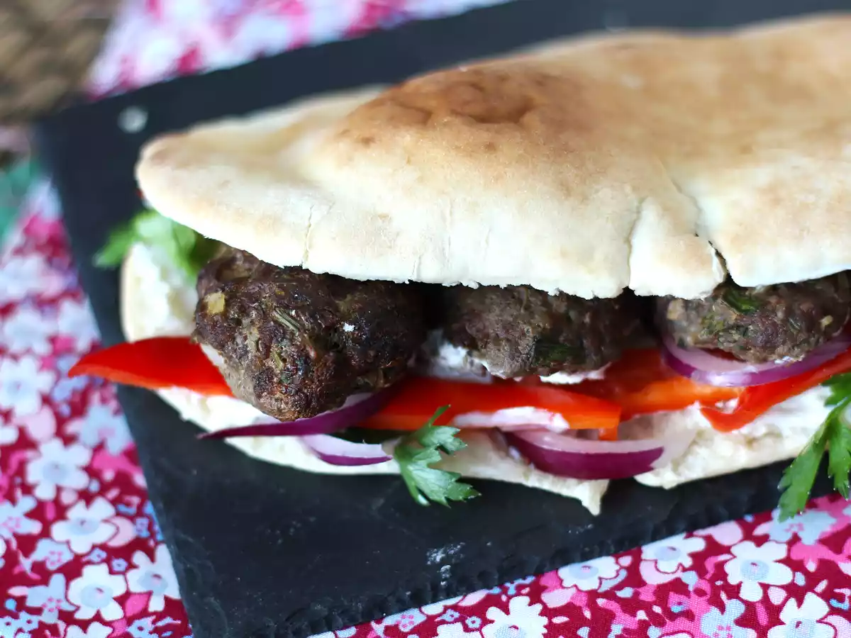 Sandwichs turques aux boulettes de Köfte dans du pain à kebab - photo 5