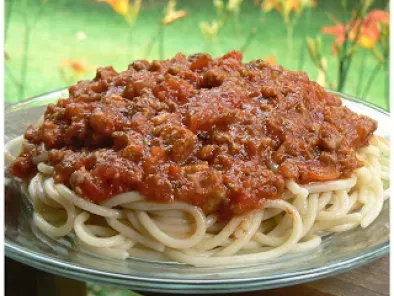Sauce à spaghetti à la tomate et à la saucisse de Liza Frulla