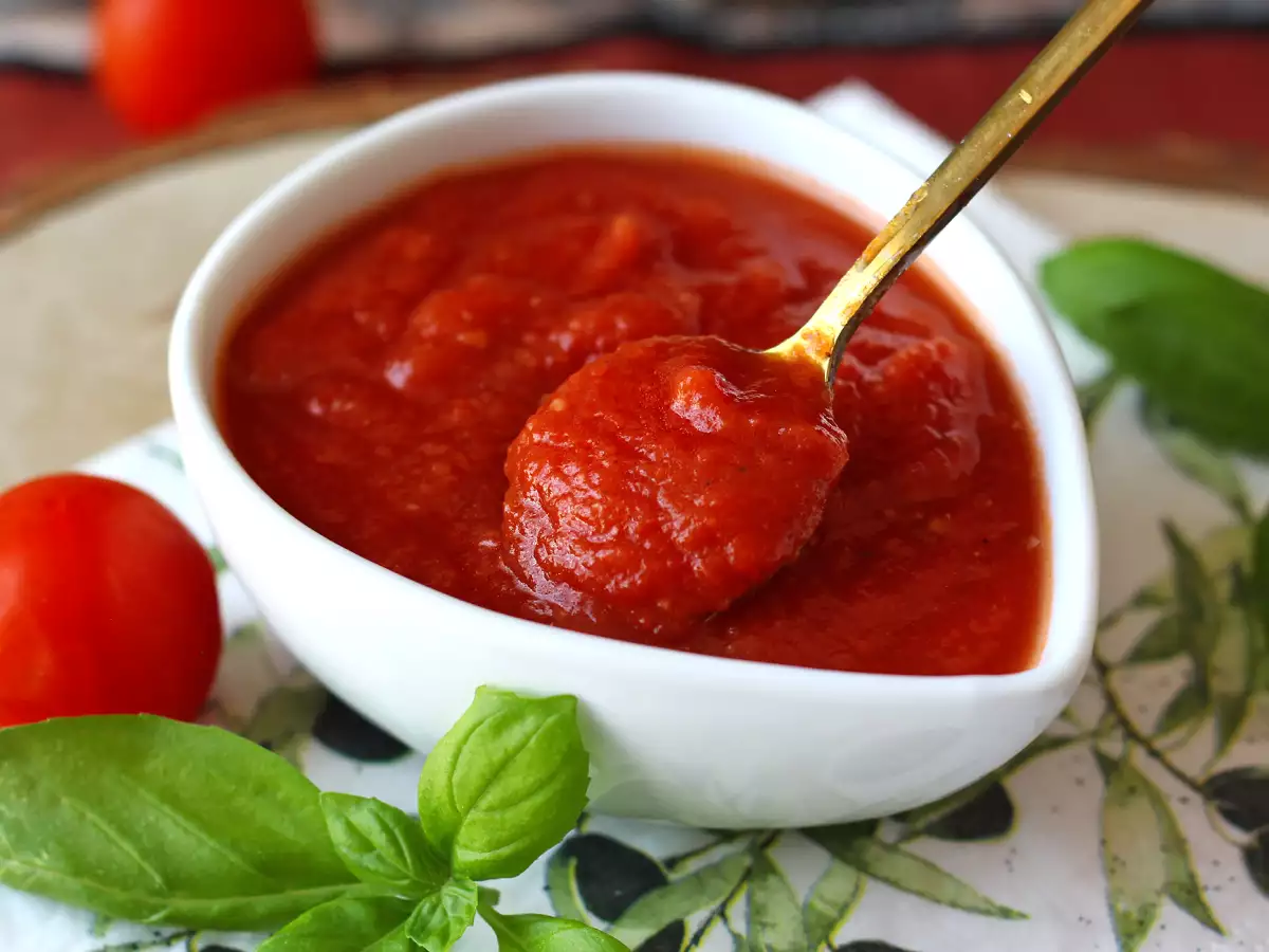 Sauce tomate crue pleine de saveurs, idéale pour garnir une pizza ou une pinsa