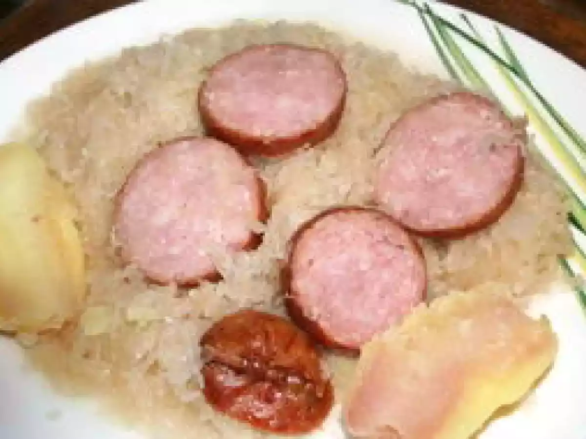 Saucisse de Morteau sur lit de choucroute