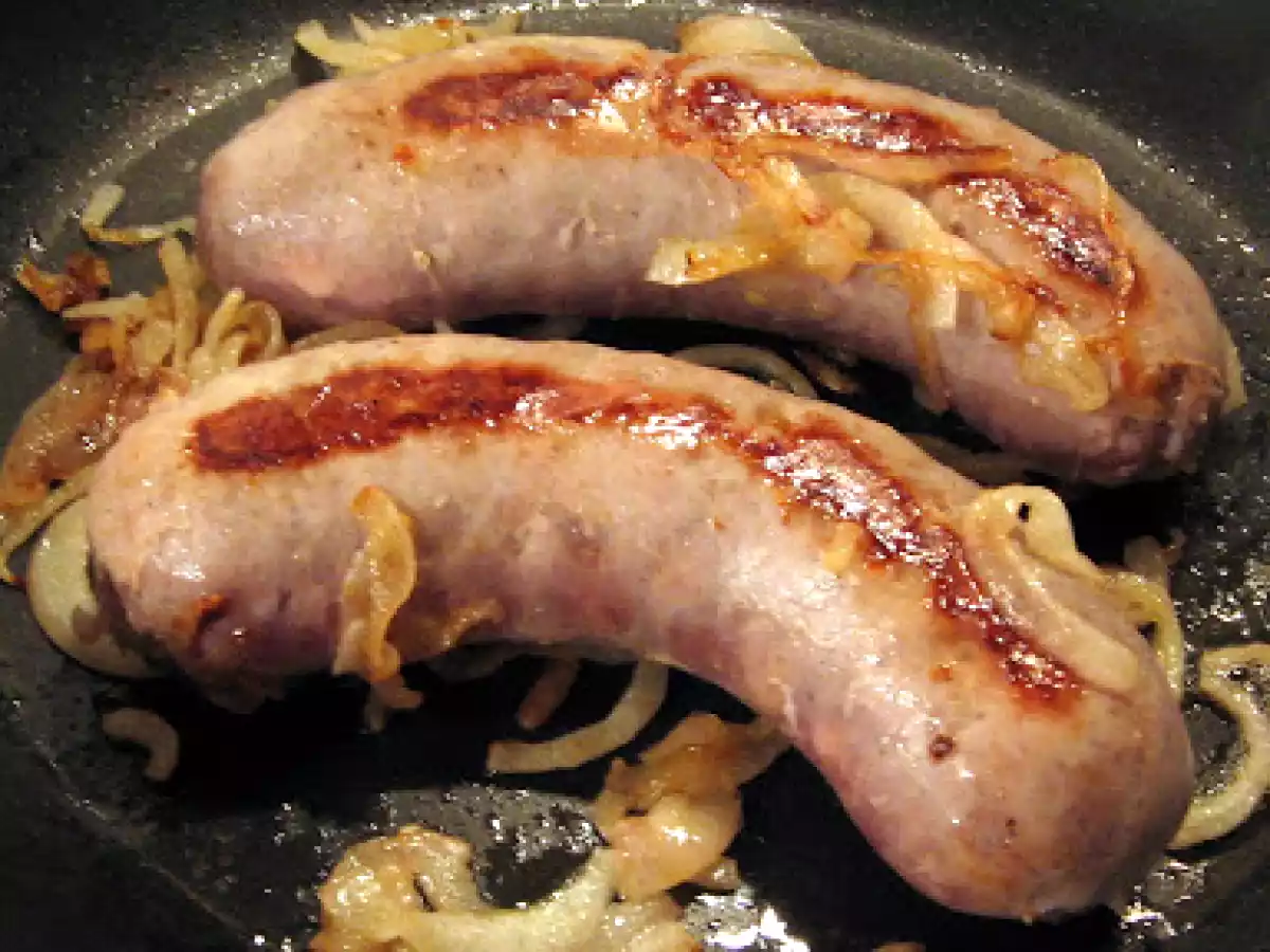 Saucisse de Toulouse aux oignons - Toulouser Bratwurst mit Röstzwiebeln