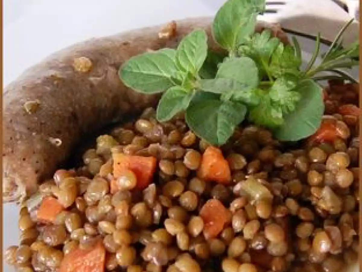 Saucisses confites sur lit de lentilles aux petits légumes