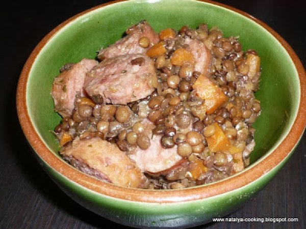 Saucisses de montbéliard aux lentilles et aux carottes