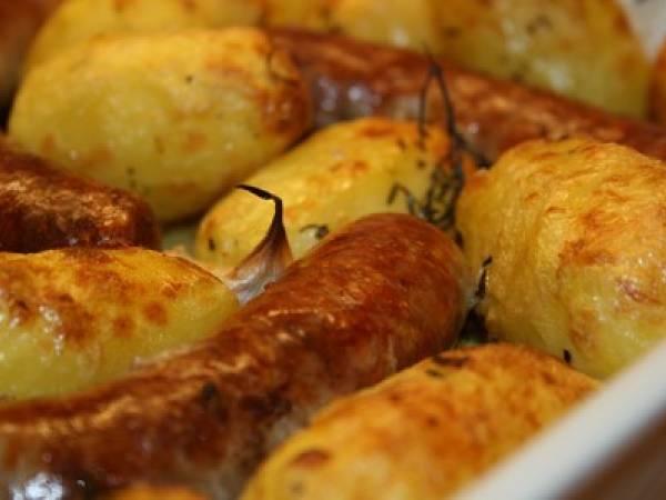 Saucisses De Toulouse Et Pommes De Terre Au Thym Recette Ptitchef