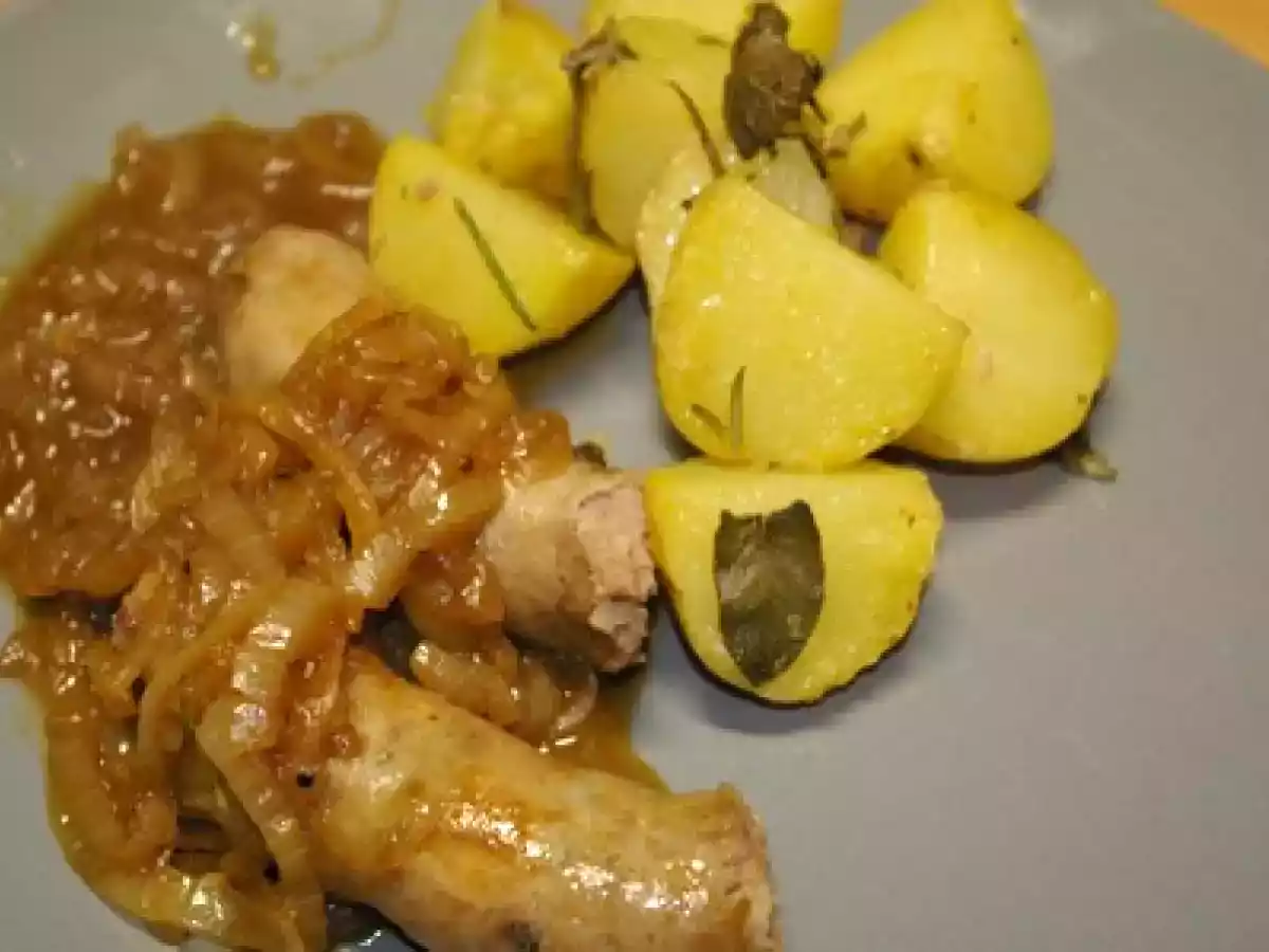 Saucisses italiennes, sauce rustique aux oignons