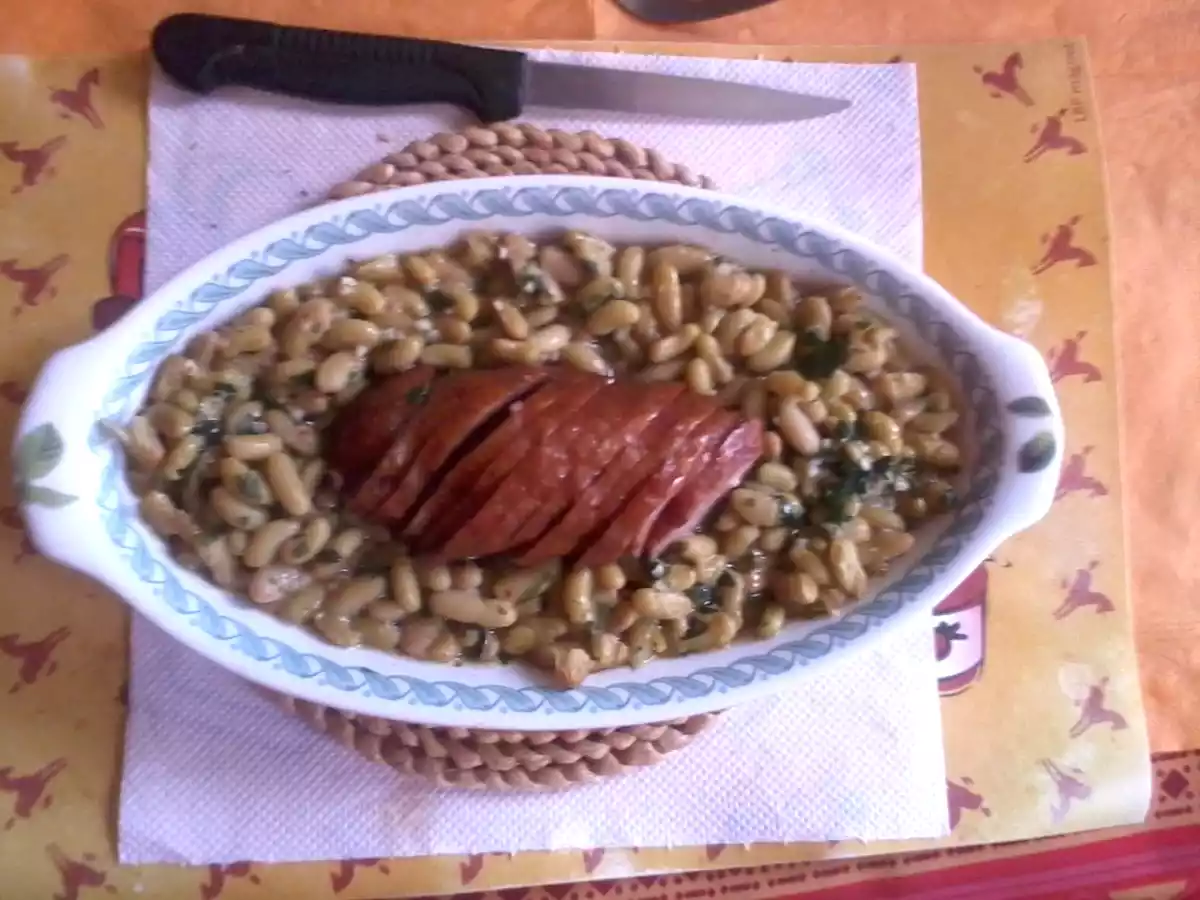 Saucisson cuit en rondelles et ses flageolets