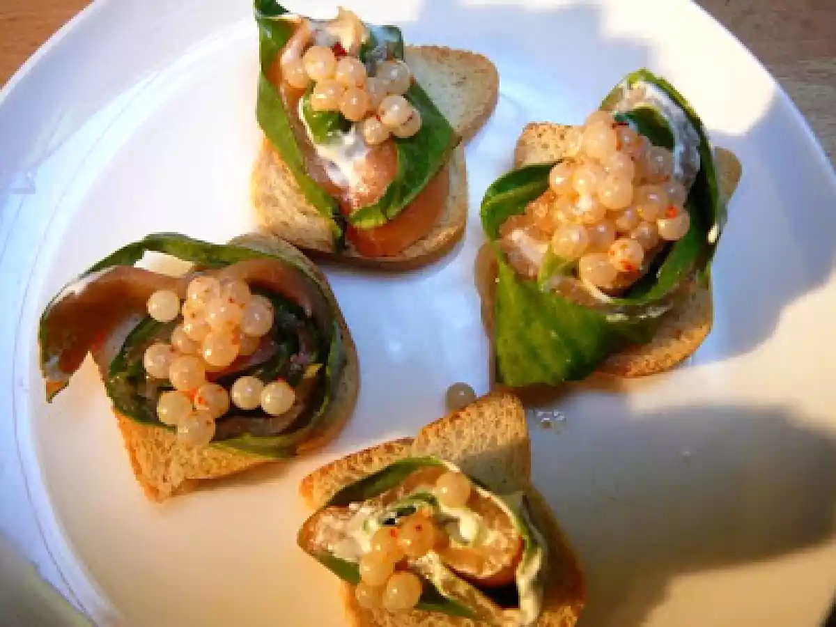 Saumon à l'oseille revisité . Roulades à la crème acidulée et au caviar d'escargots