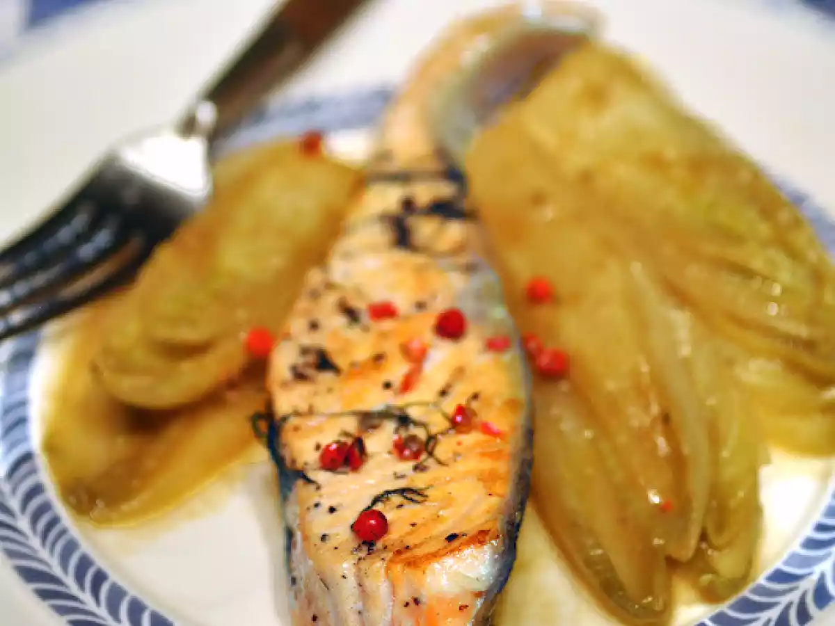 Saumon à la plancha, endives caramélisées au café