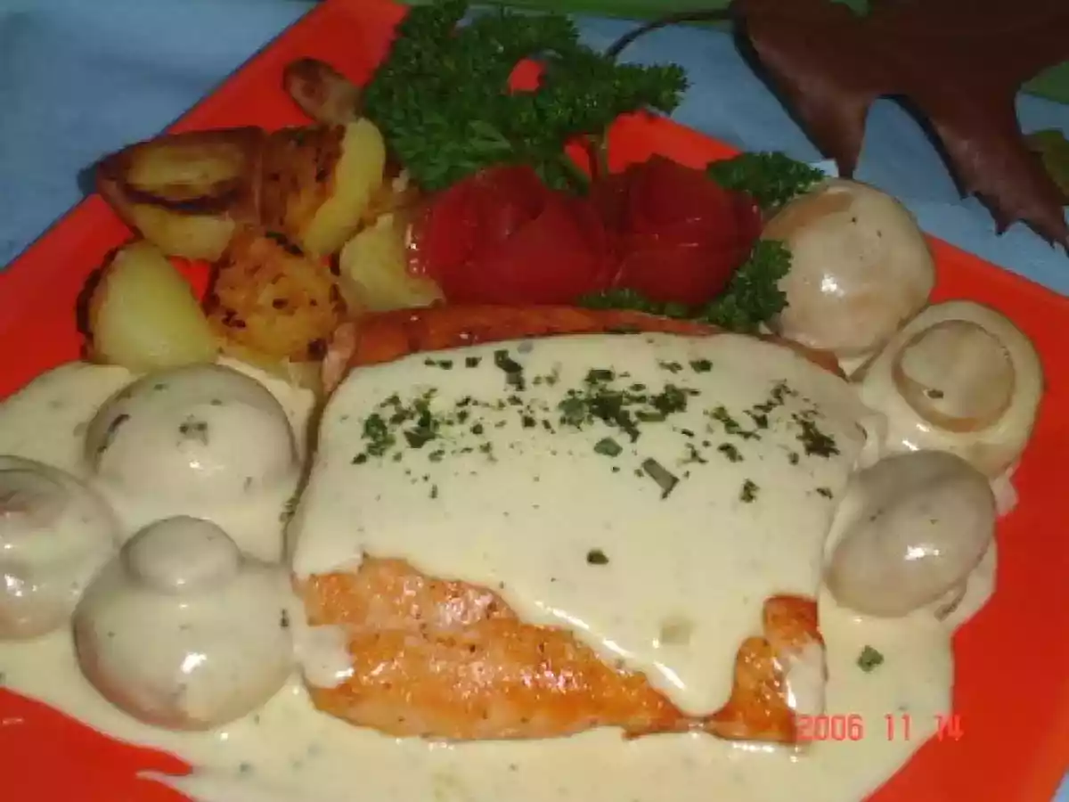 Saumon à la sauce au vin blanc