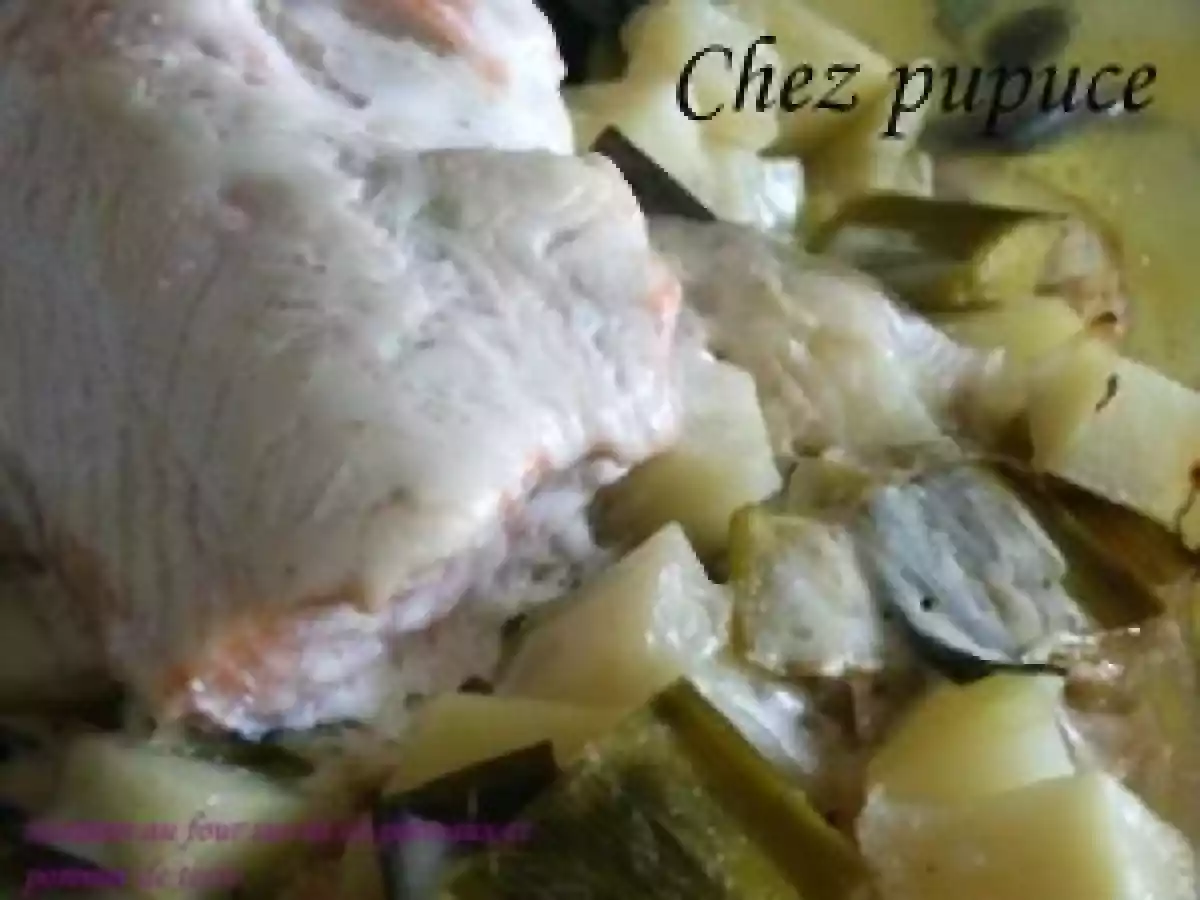 Saumon au four sur lit de poireaux et pommes de terre