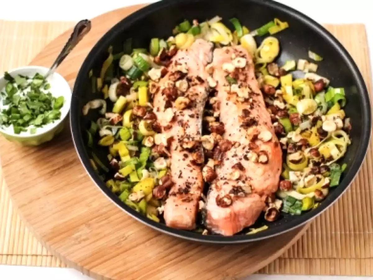 Saumon aux poireaux et aux noisettes grillées — crème à la coriandre