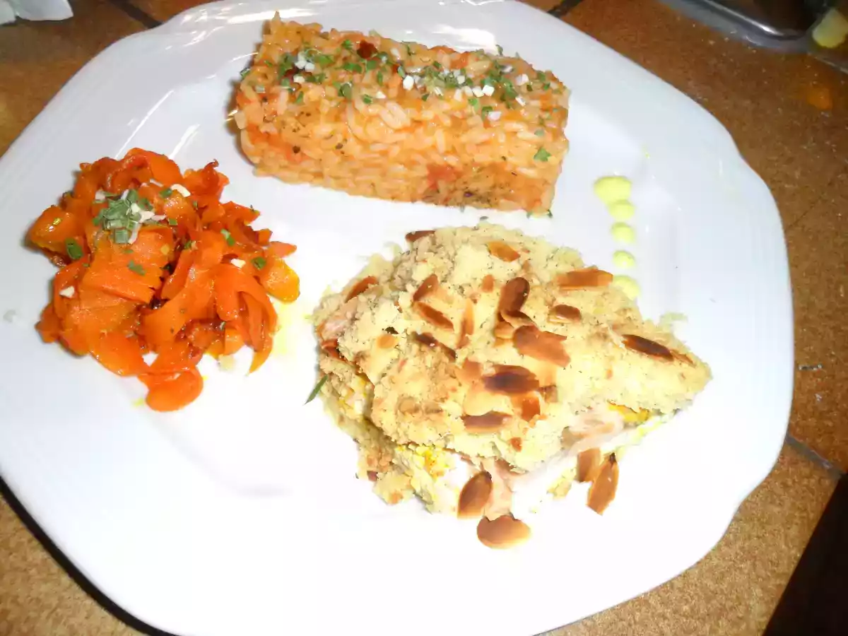 Saumon et son crumble aux amandes, ses tagliatelles de carottes et son riz aux tomates