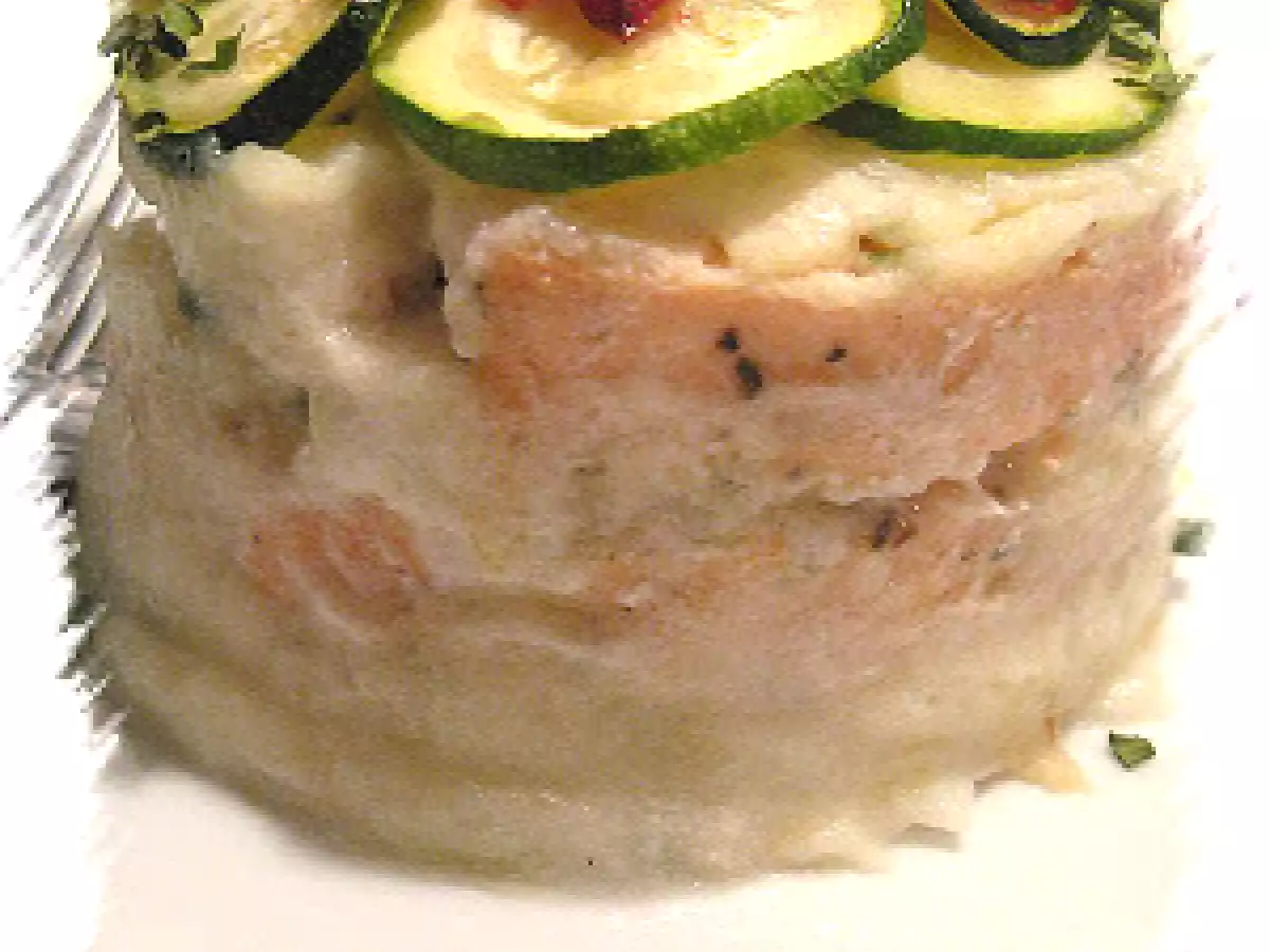 Saumon étagé aux pommes de terre et aux courgettes