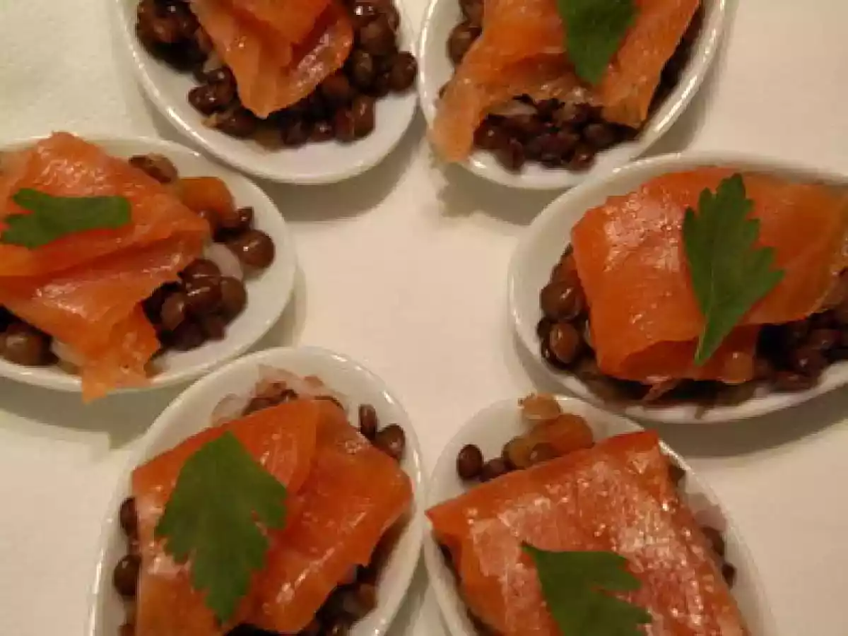 Saumon fumé, lit de lentilles vertes