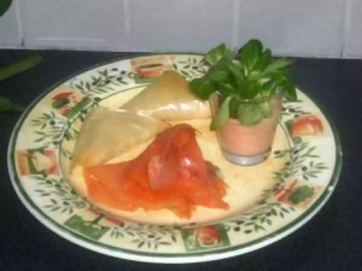 Saumon fumé, verrine tomate/poivron, et bricks de chèvre chaud