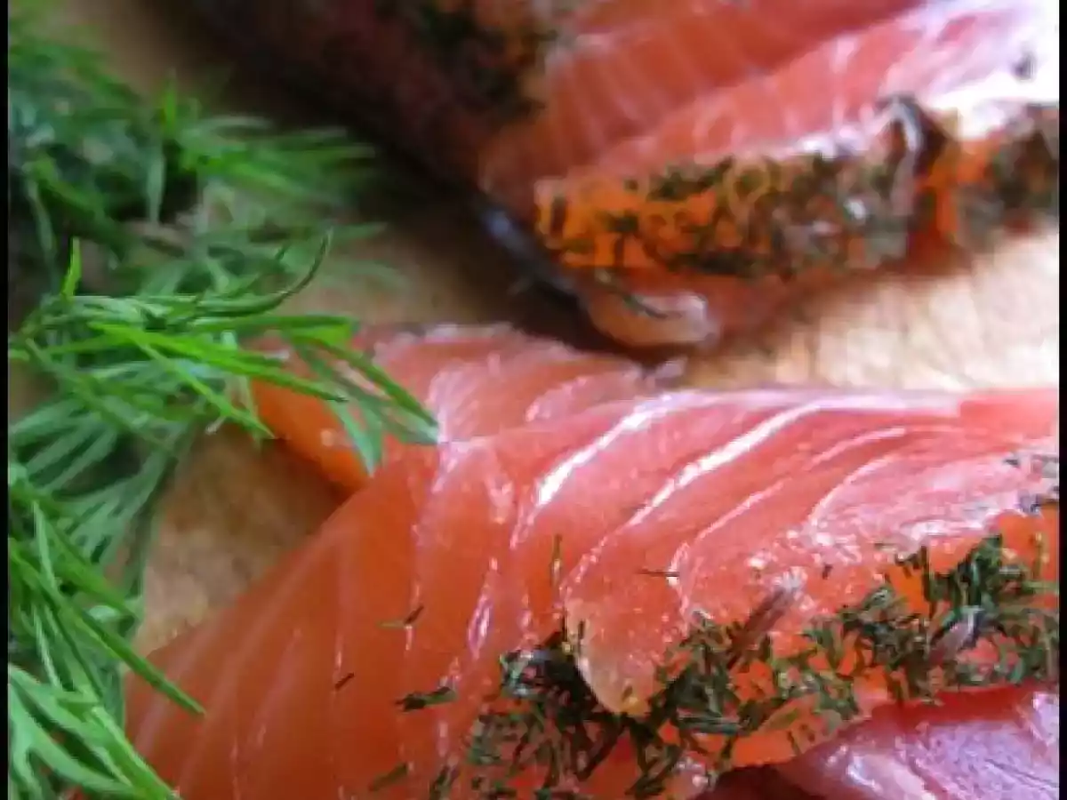 Saumon mariné aux graines de carvi et à l'aneth
