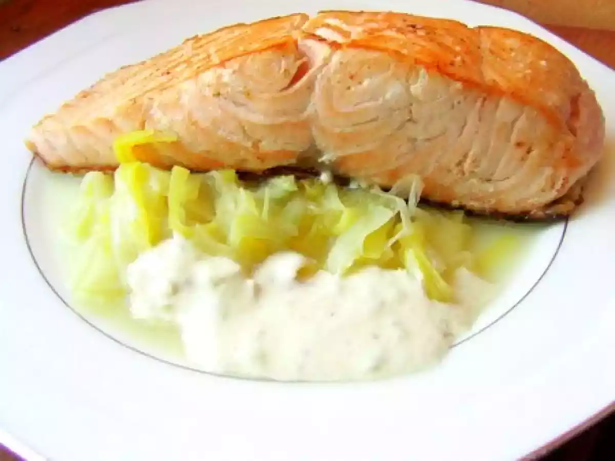 Saumon poêlé, fondue de poireau & crème au raifort