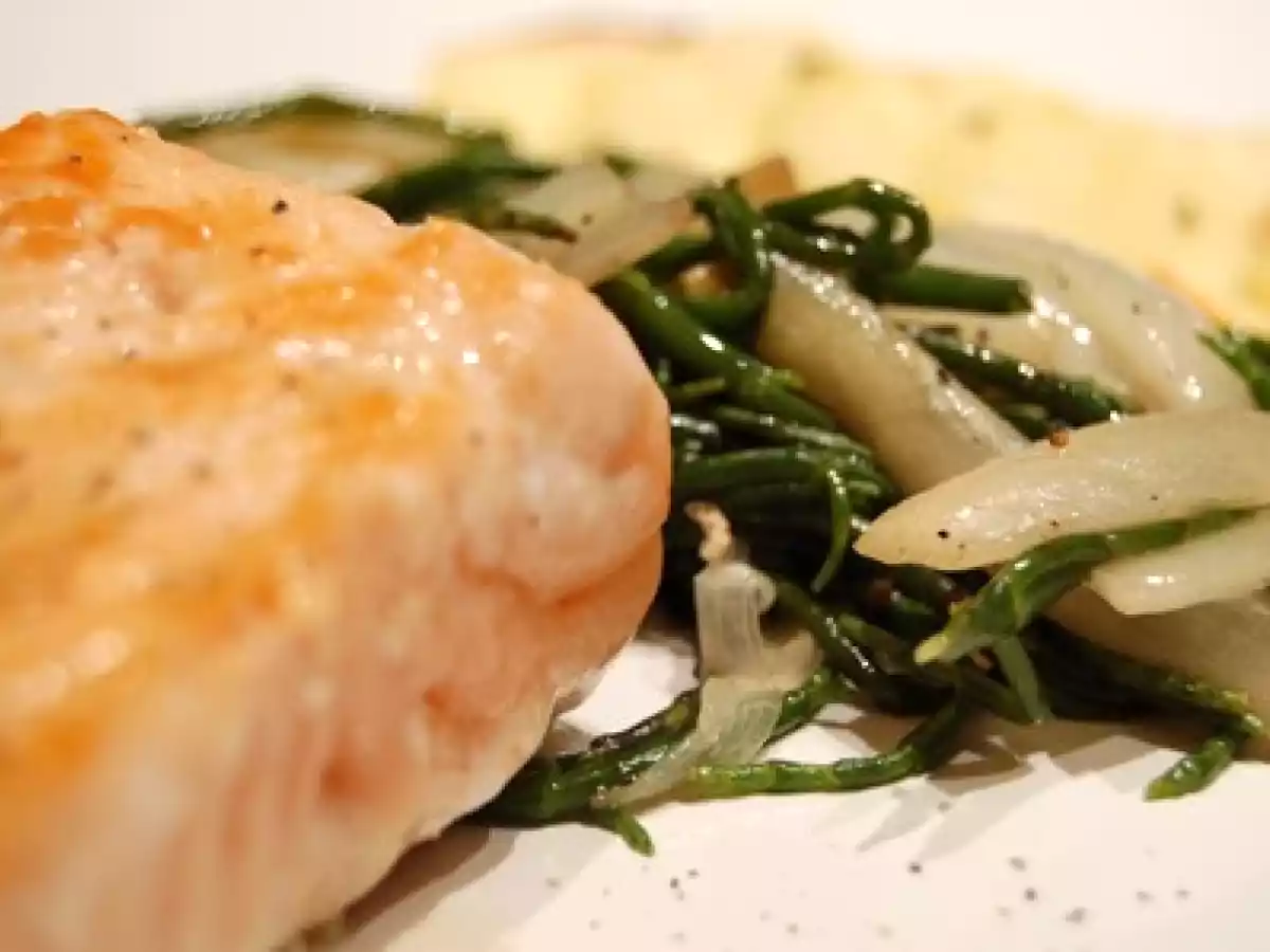 Saumon, poêlée de chicons et salicorne, petit train de pommes de terre