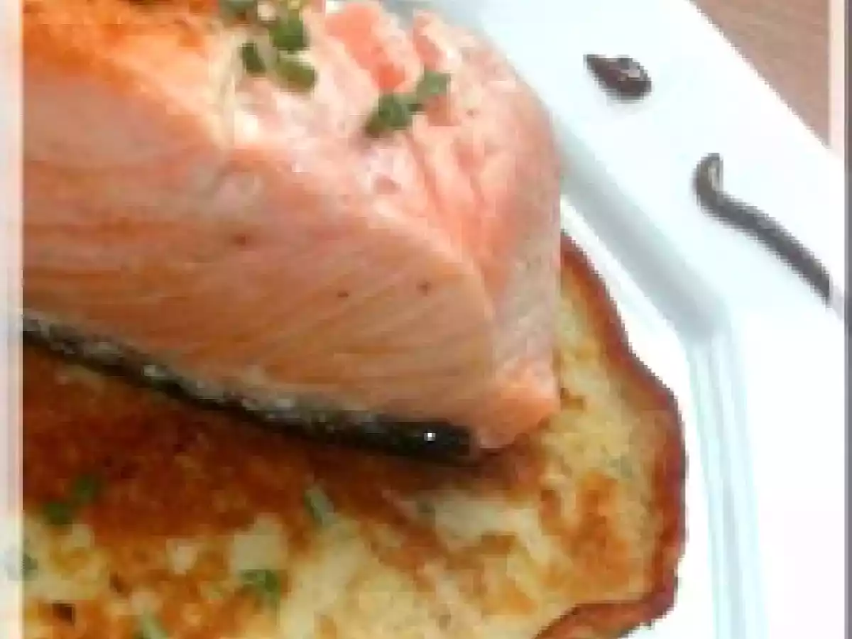 Saumon sauce à l'échalote naviguant sur un blinis de pdt