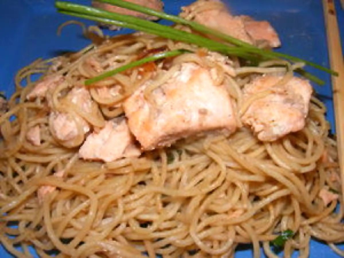 Saumon sauté au wok, nouilles chinoises