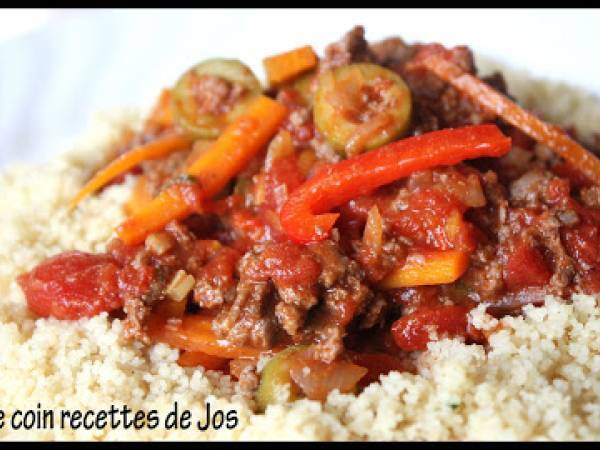 SAUTÉ DE BOEUF HACHÉ ET DE LÉGUMES SUR COUSCOUS