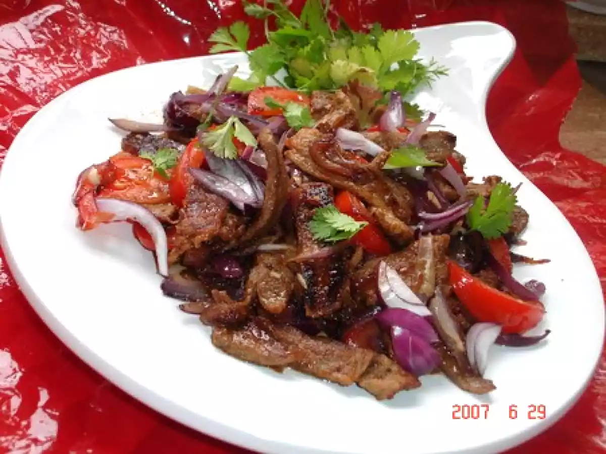 Sauté de boeuf laqué aux oignons rouges