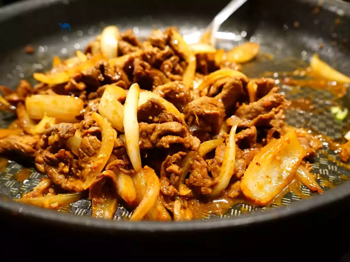 Sauté de bouffe aux oignons et sa-tay