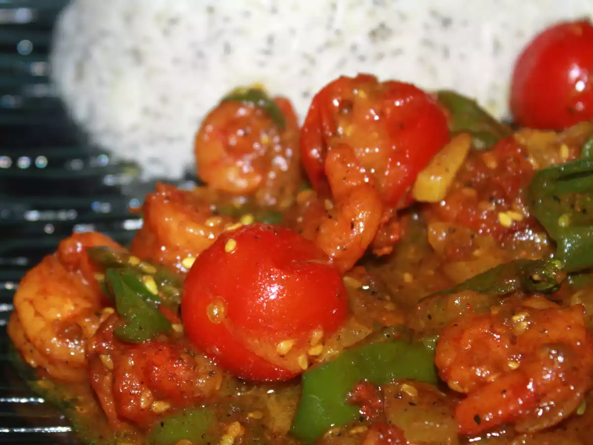 Sauté de crevettes aux poivrons, tomates cerise et sésame