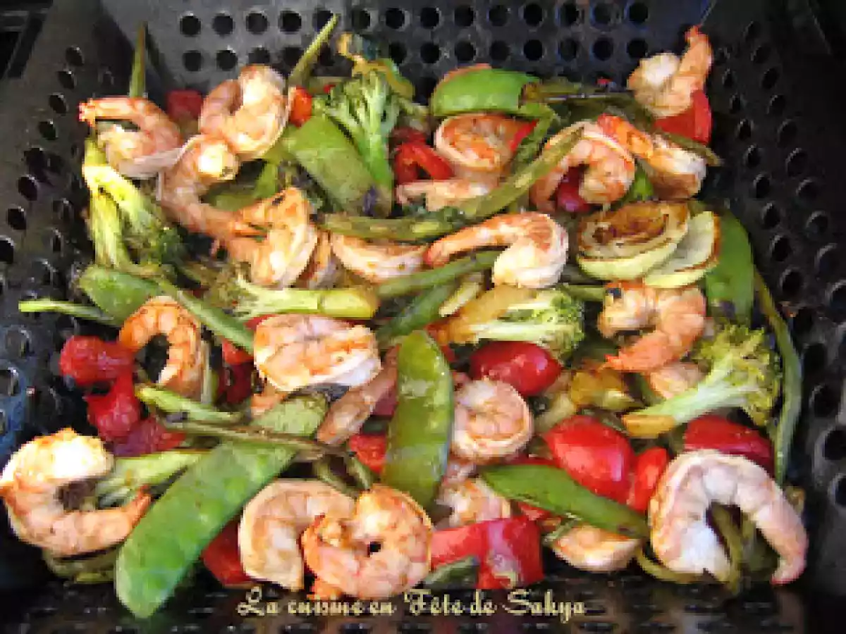 Sauté De Crevettes Et Légumes Sur Le BBQ
