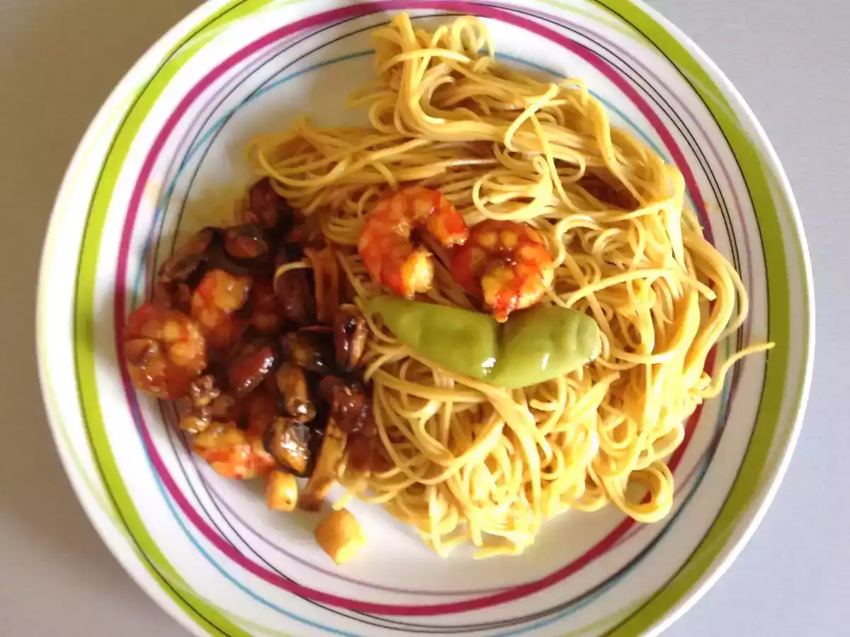 Sauté de nouilles chinoises aux crevettes, curry et miel