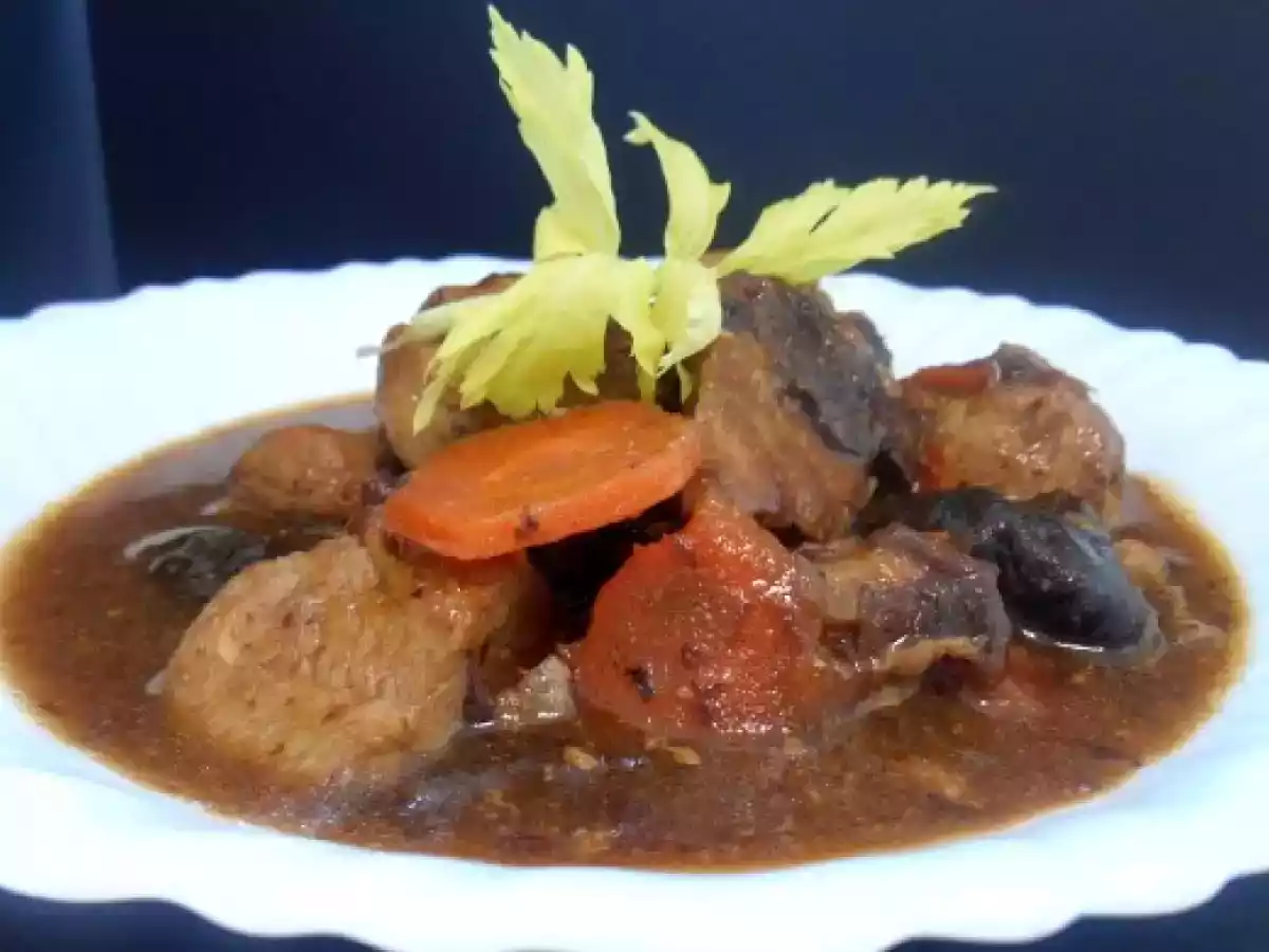 SAUTÉ DE PORC AUX PRUNEAUX