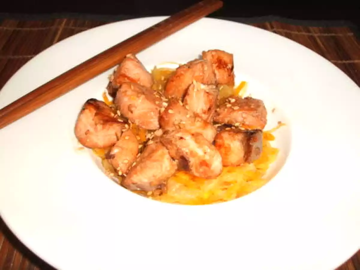 Sauté de saumon teriyaki, fondue d'oignons et de carottes