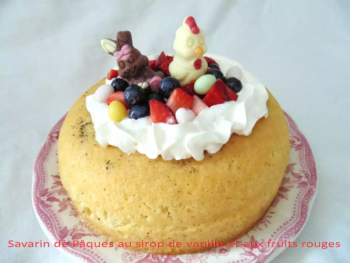 Savarin de Pâques à la vanille et aux fruits rouges