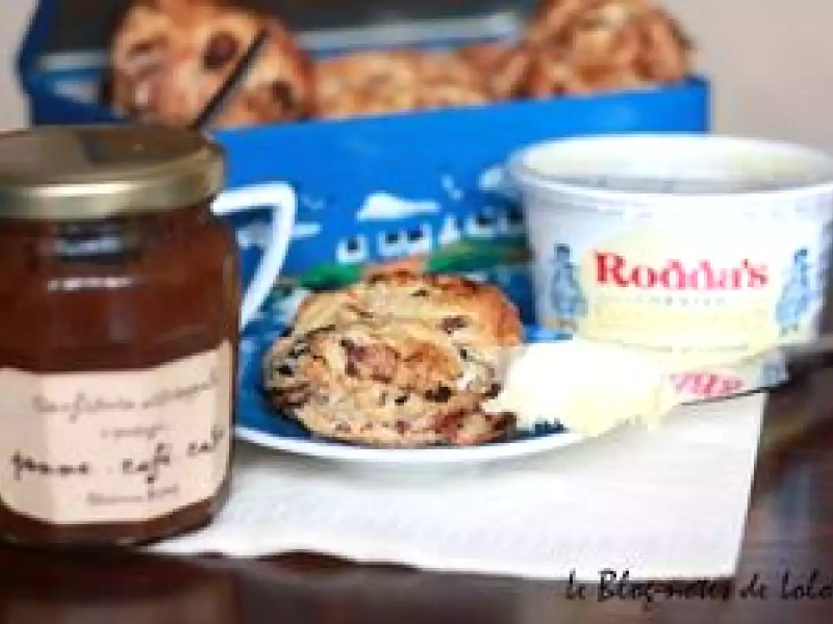 Scones traditionnels aux pruneaux, clotted cream et tout le toutim!