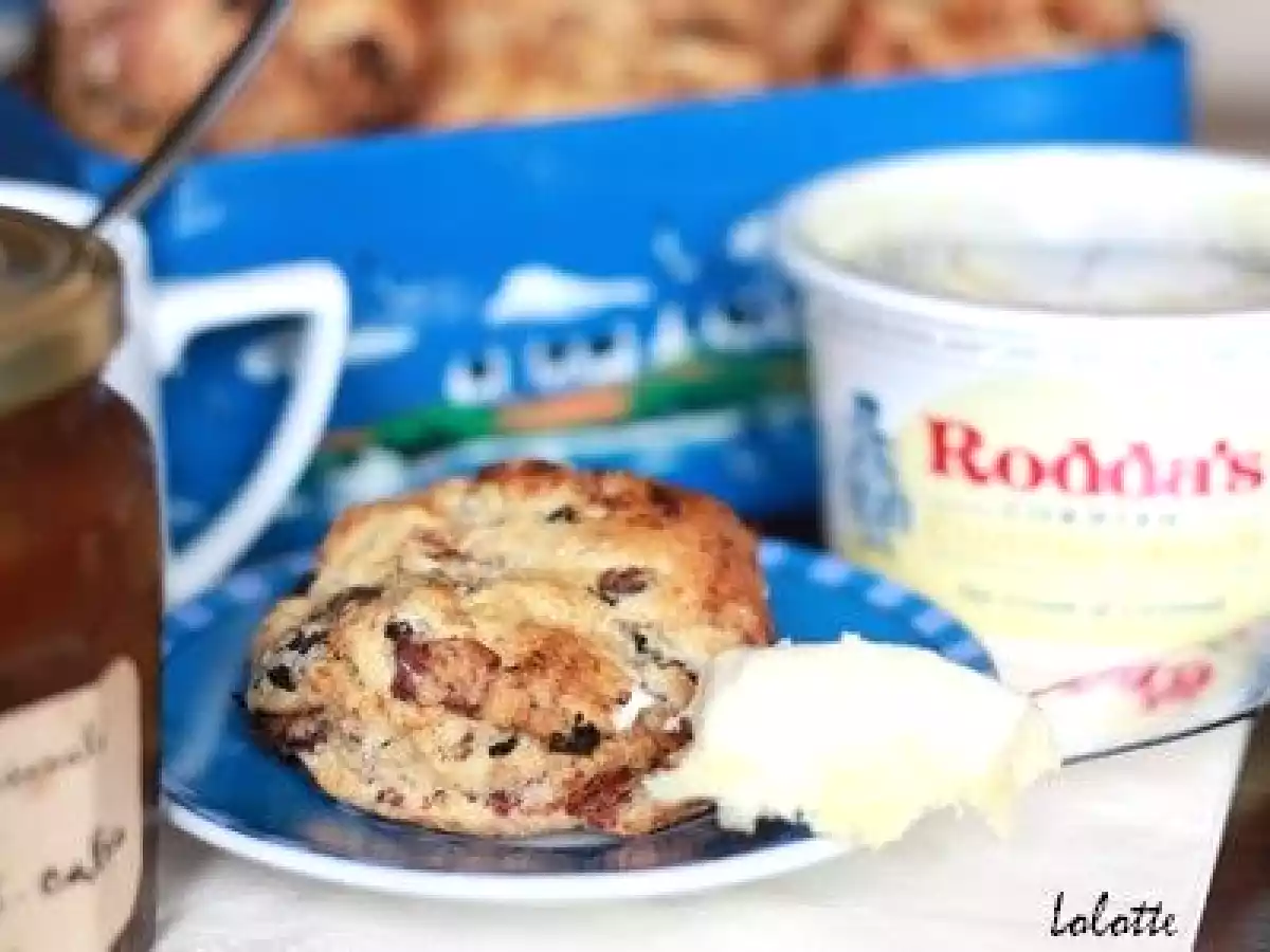 Scones traditionnels aux pruneaux, clotted cream et tout le toutim! - photo 3