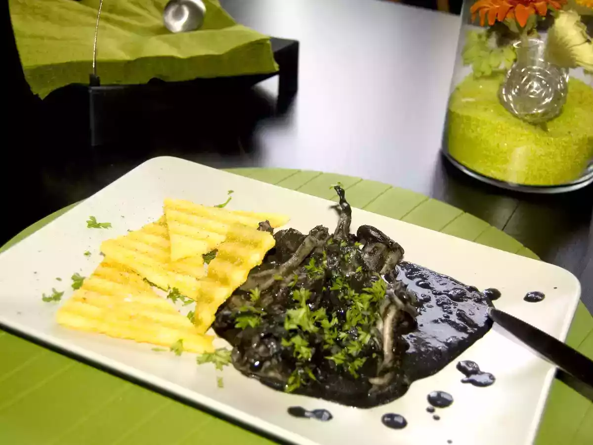 Seiches à l'encre, chips de polenta
