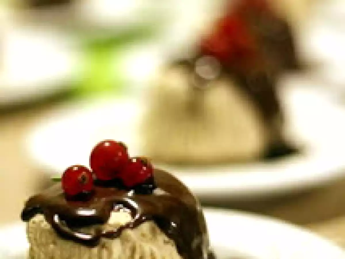 Semifreddo praliné, sauce chaude au chocolat