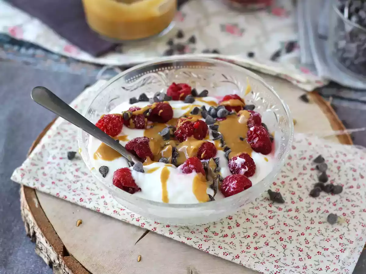 Skyr bowl aux fruits rouges, beurre de cacahuètes et chocolat