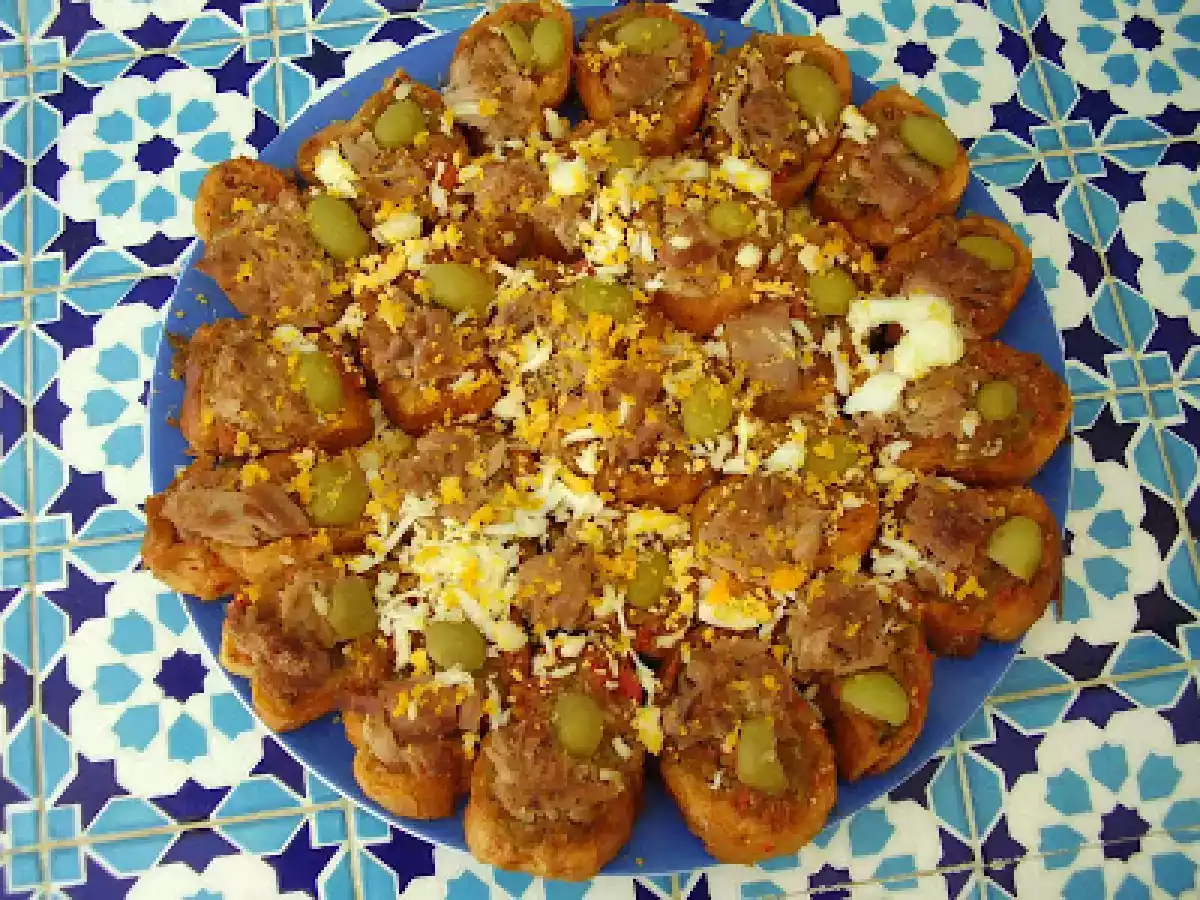 Slata bahria (salade méchouia sur canapés)