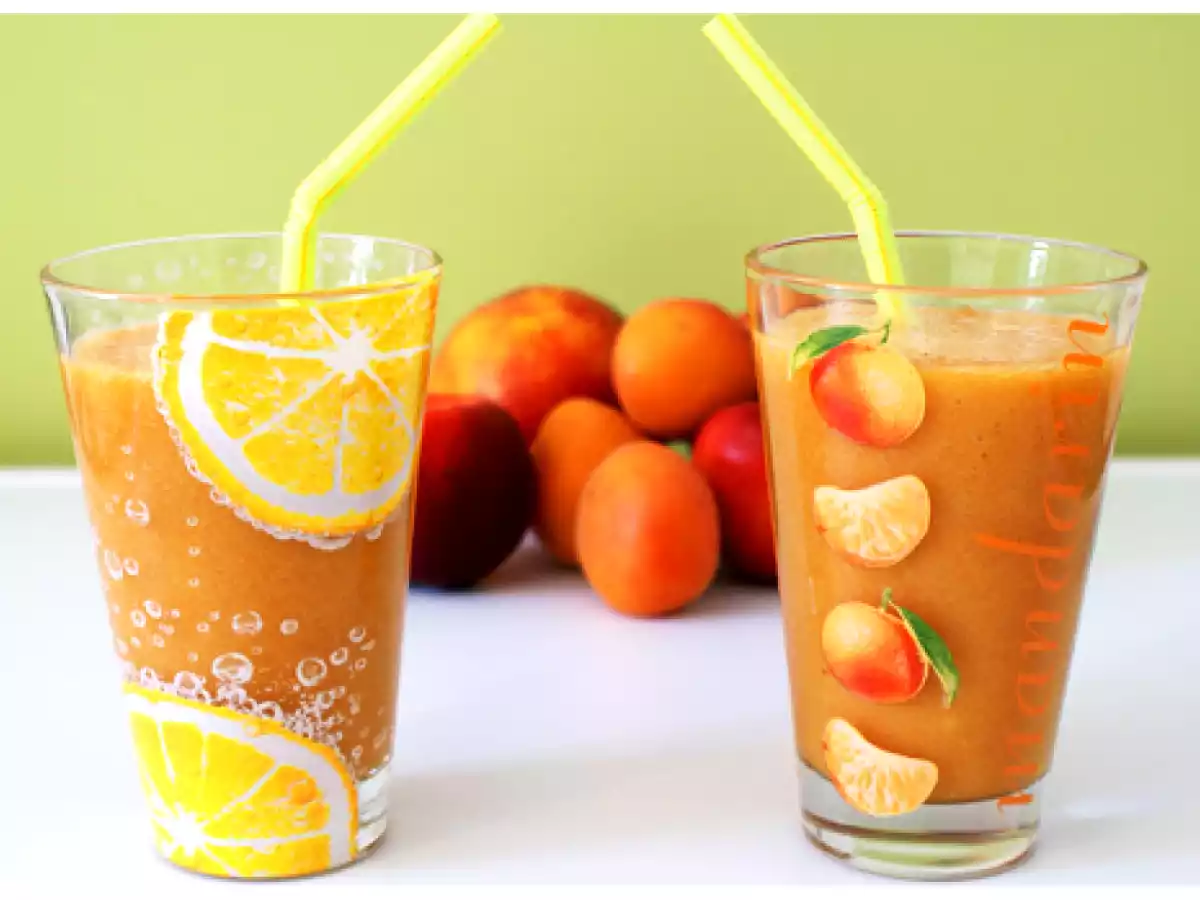 Smoothies pêches abricots et jus d'orange
