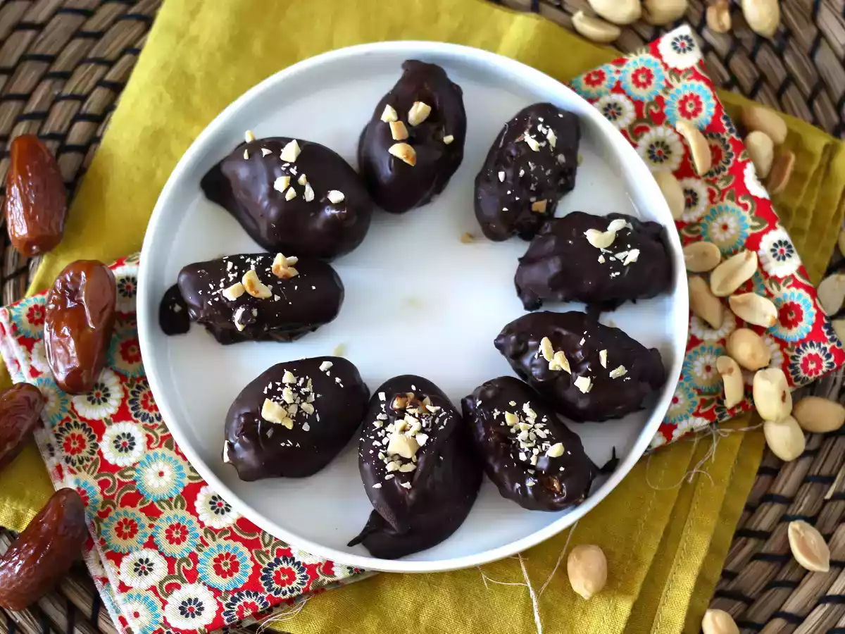 Snickers maison : dattes, cacahuètes et chocolat - l'encas sain sans sucre ajouté