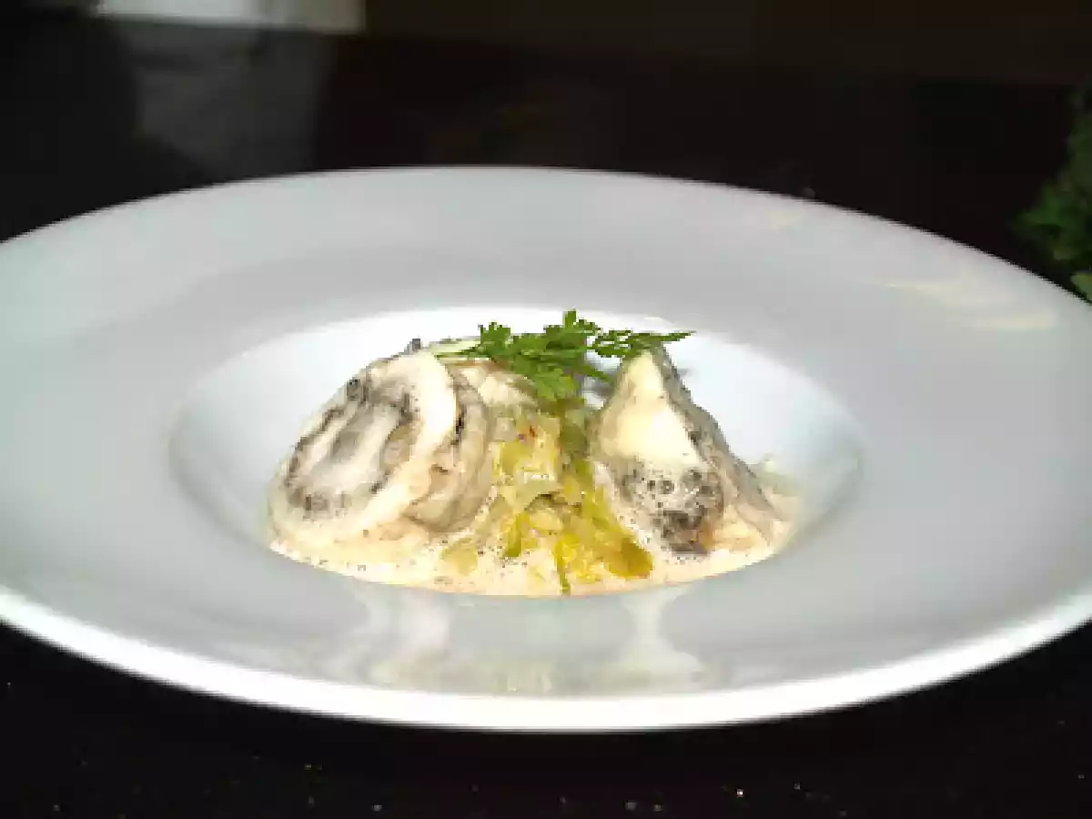 Sole farcie aux champignons sur lit de poireaux et jus crémeux au champagne!