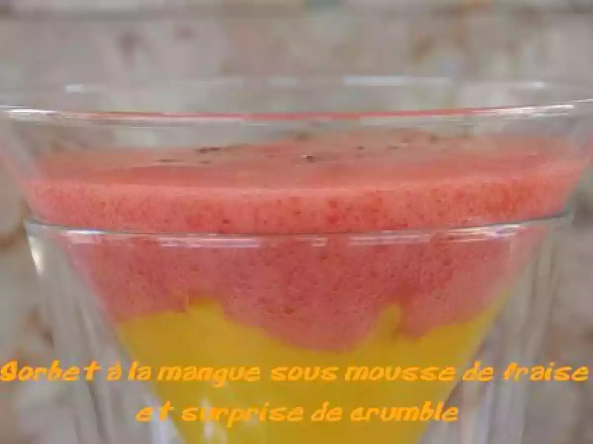 Sorbet à la mangue sous mousse de fraise et surprise de crumble
